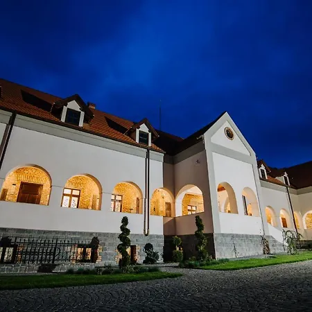 Molnos Kuria Hotel 4*